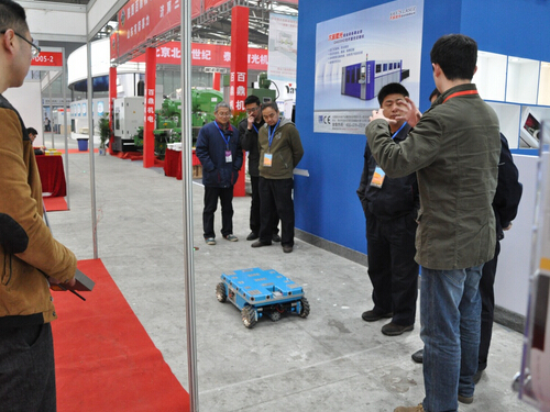 广发平台参加2015中国西部国际装备制造业博览会-技术人员向观众讲解广发(中国)一站式服务平台-2.jpg