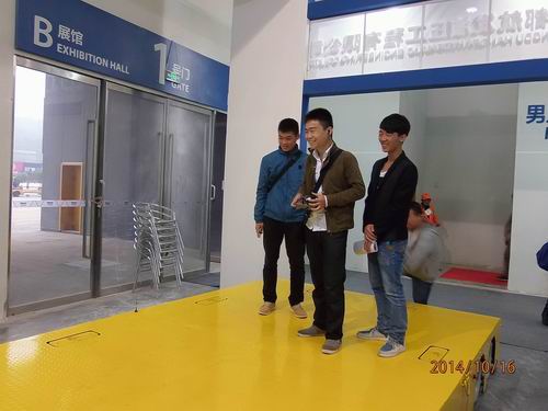 广发平台参展2014绵阳科博会-观众对全向移动平台表现了浓厚的兴趣.jpg